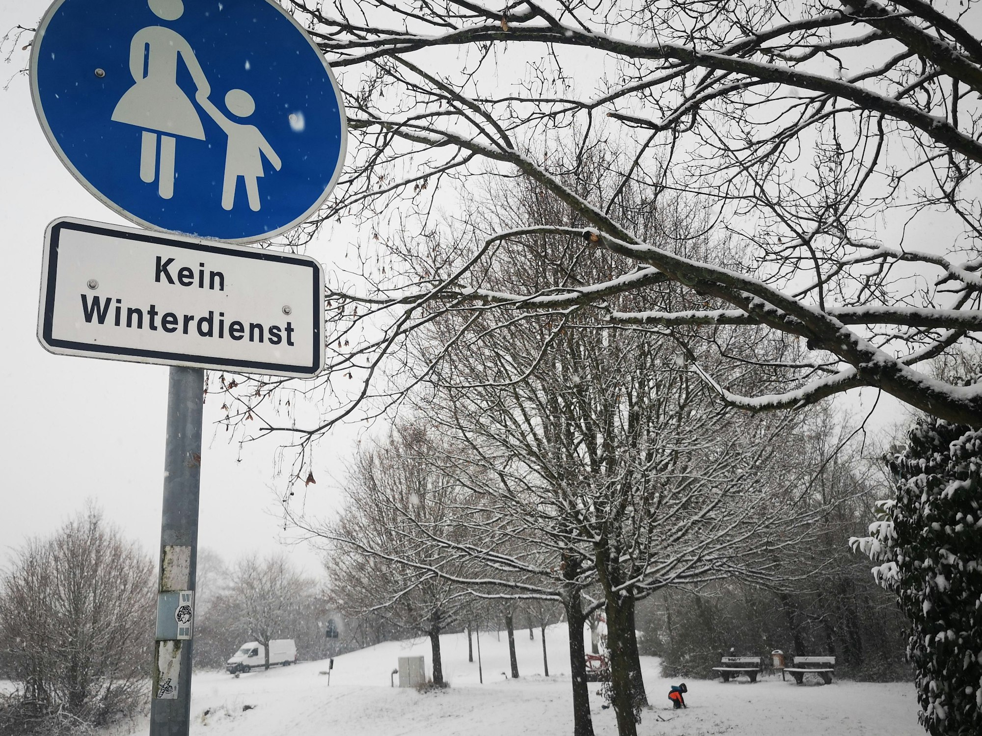 Rund 10 Zentimeter Schnee liegen am Mittwochmittag in Brühl Ost. Viele machen einen Schneespaziergang.