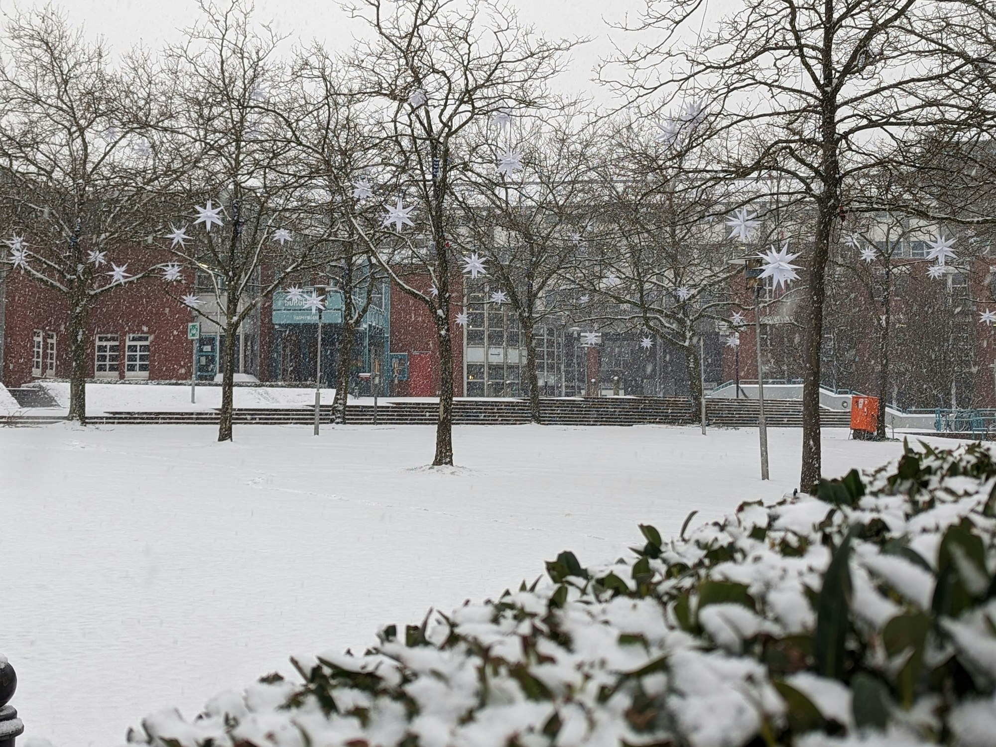 Das Rathaus in Hürth im Schneegestöber.