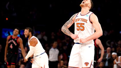 Der Center der New York Knicks, Isaiah Hartenstein (vorne), jubelt nach einem Korb in der zweiten Halbzeit (2023).