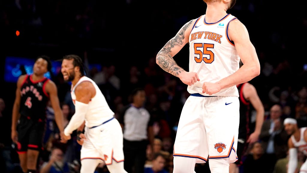 Der Center der New York Knicks, Isaiah Hartenstein (vorne), jubelt nach einem Korb in der zweiten Halbzeit (2023).
