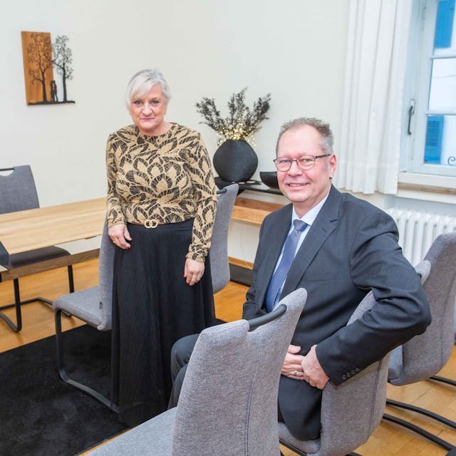 Die Standesbeamten Ulrike Lüttgenau und Frank Adler im neu gestalteten Trauzimmer des Rathauses.