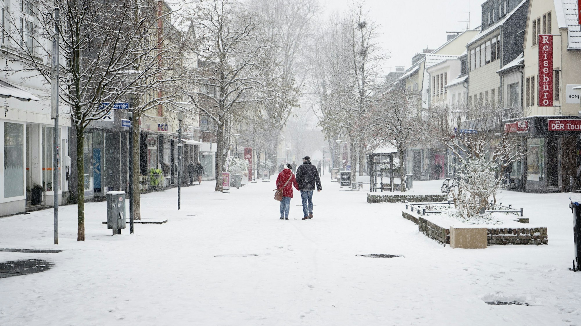 Bergheim: Fußgänger und Fußgängerinnen stapfen durch die schneeweiße Innenstadt.