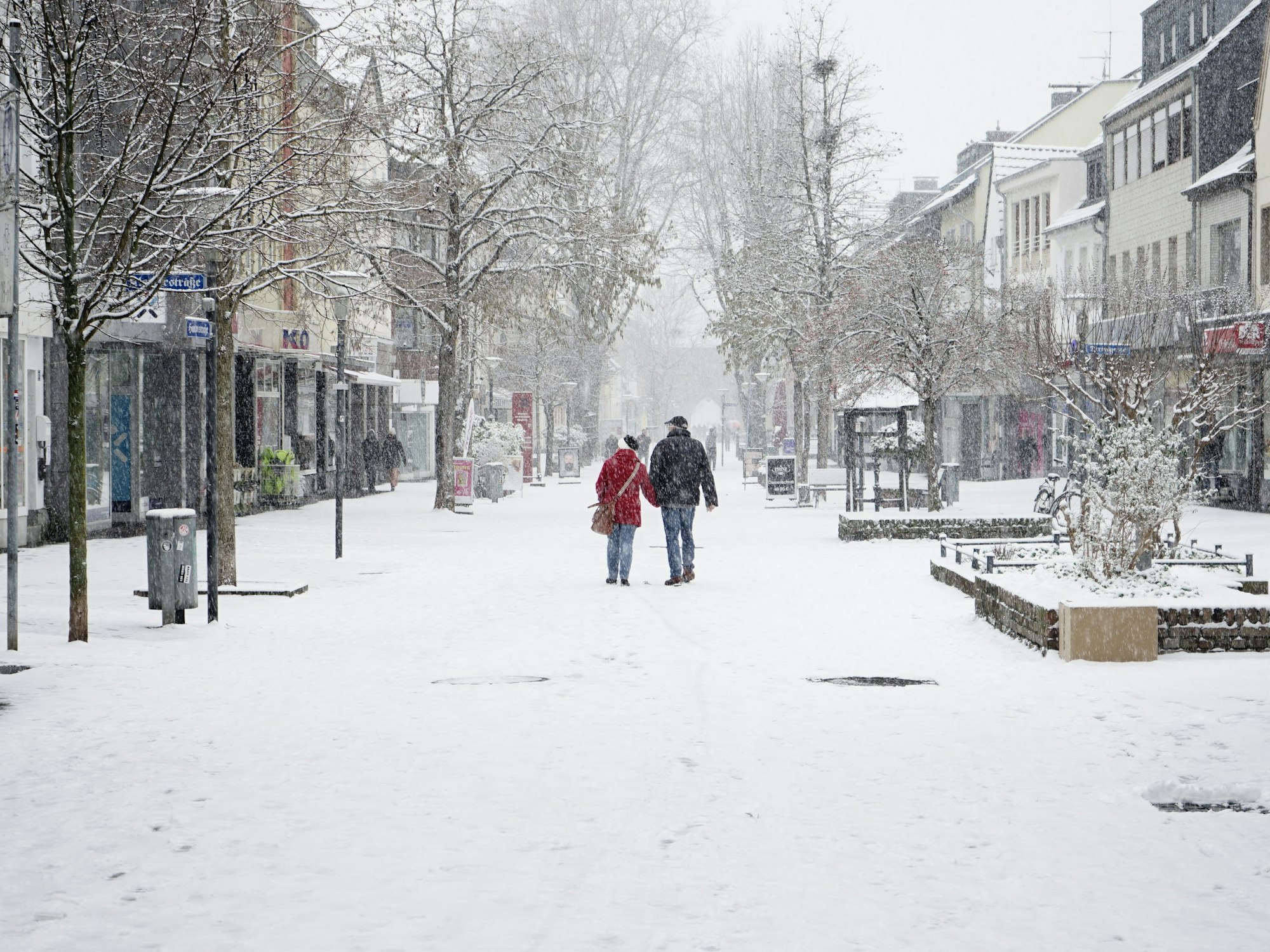 Bergheim: Fußgänger und Fußgängerinnen stapfen durch die schneeweiße Innenstadt.