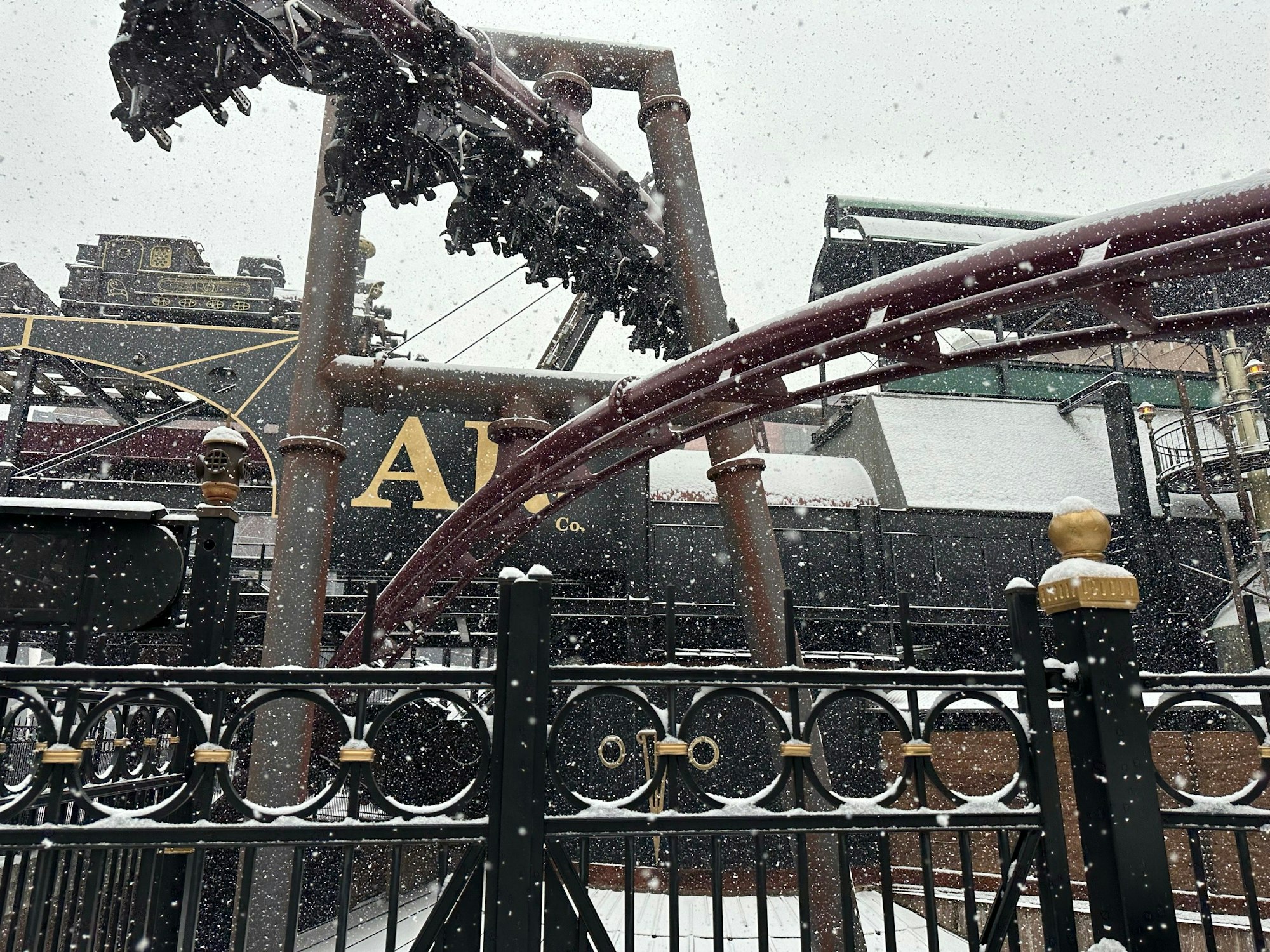 Die Achterbahn F.L.Y. rauscht im Schneegestöber am Mittwoch über die Gleise im Phantasialand.