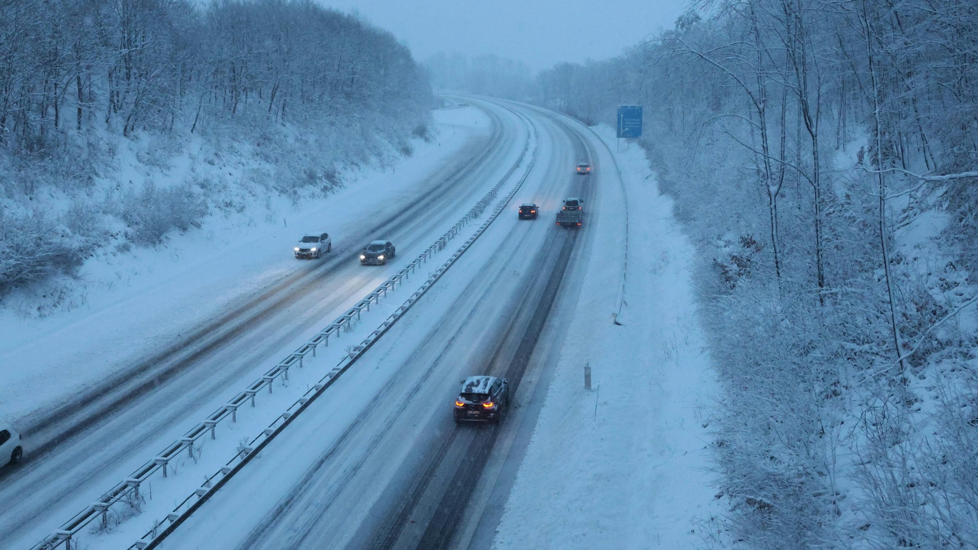 Auf der verschneiten A4 bei Reichshof-Buchen rollt gegen 17 Uhr der Verkehr. Nur wenige Autos waren dort zu dieser Zeit unterwegs.