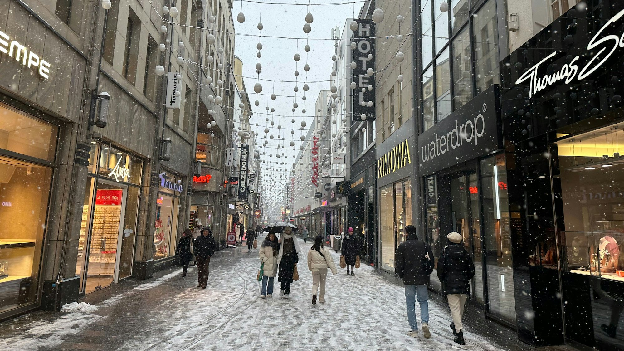 Schnee in einer Einkaufsstraße