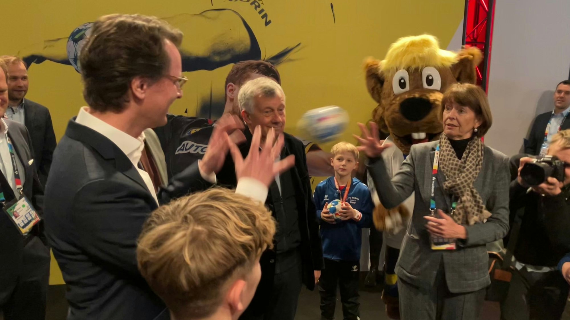 Oberbürgermeistern Henriette Reker und NRW-Ministerpräsident Hendrik Wüst treffen vor dem ersten Spieltage der Handball-EM in Köln junge Sportler des TV Borken in der Lanxess-Arena.