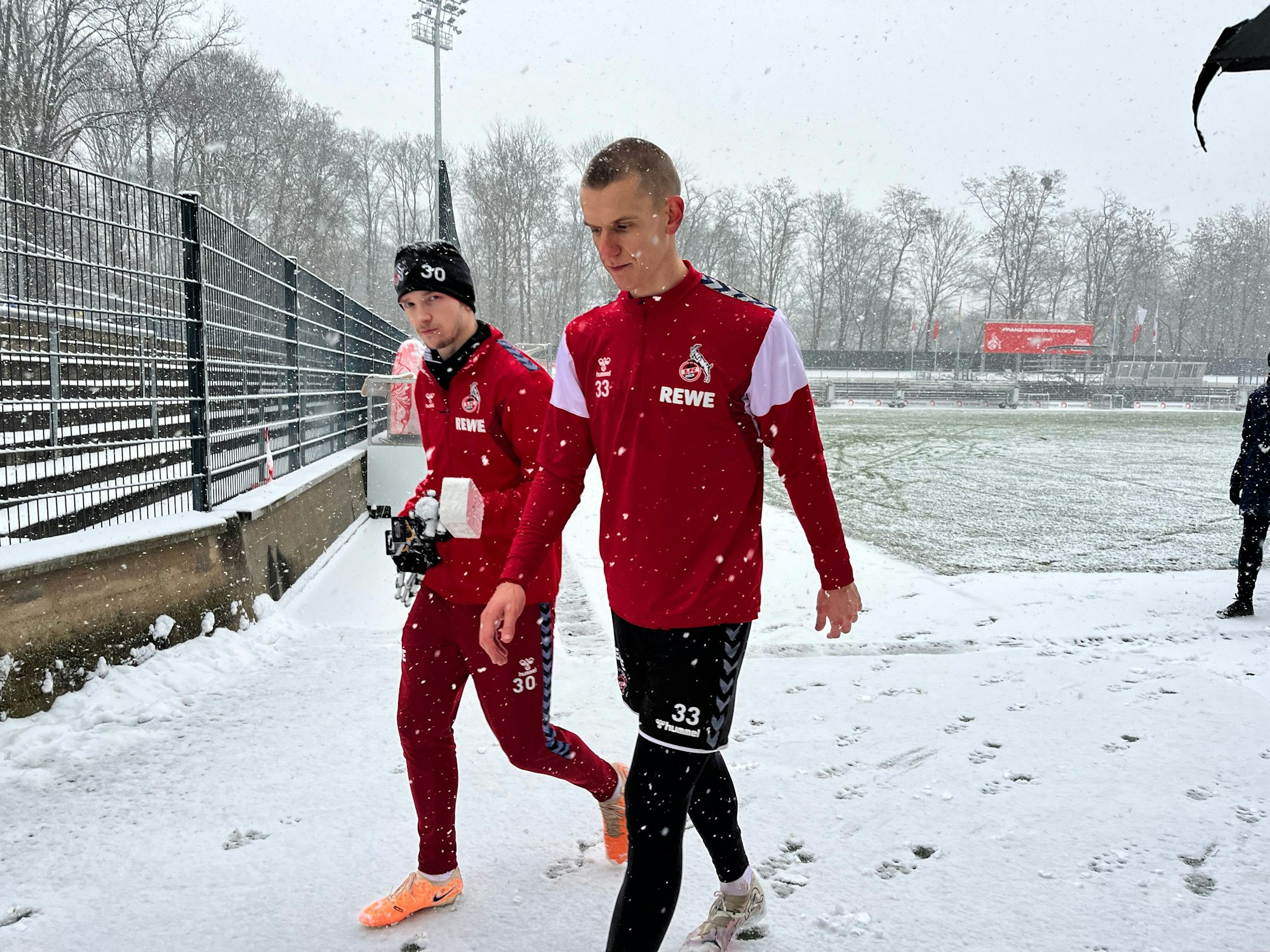 Florian Dietz und Noah Katterbach verlassen den verschneiten Trainingsplatz.