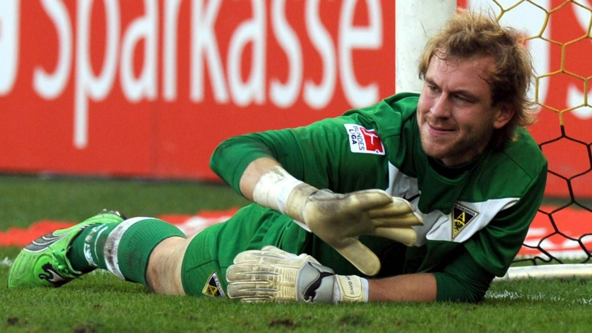 David Hohs liegt als Torwart auf dem Rasen beim Spiel Dresden gegen Aachen.