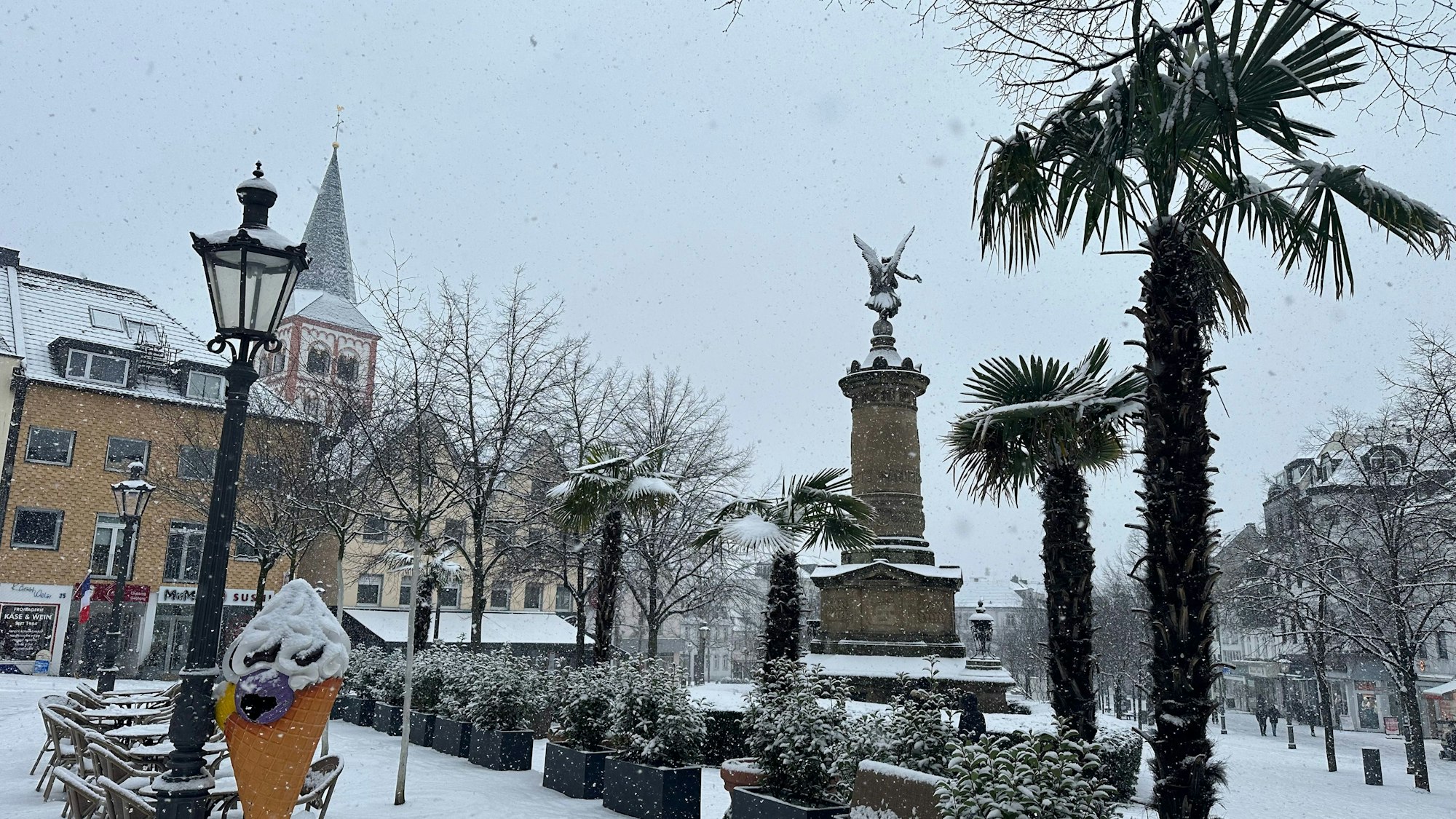 In der Siegburger Innenstadt bliebt der Schnee liegen, hier der Siegburger Marktplatz