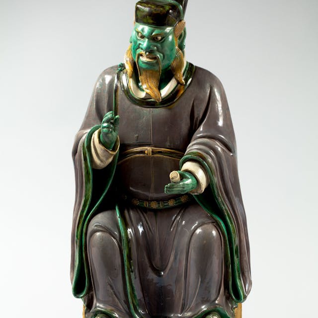 Sitzender buddhistischer Höllenrichter, Steinzeug mit farbiger Bleiglasur, China, Ming-Dynastie, circa 1488-1521