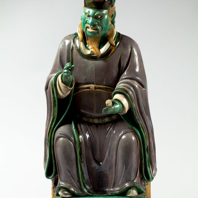Sitzender buddhistischer Höllenrichter, Steinzeug mit farbiger Bleiglasur, China, Ming-Dynastie, circa 1488-1521