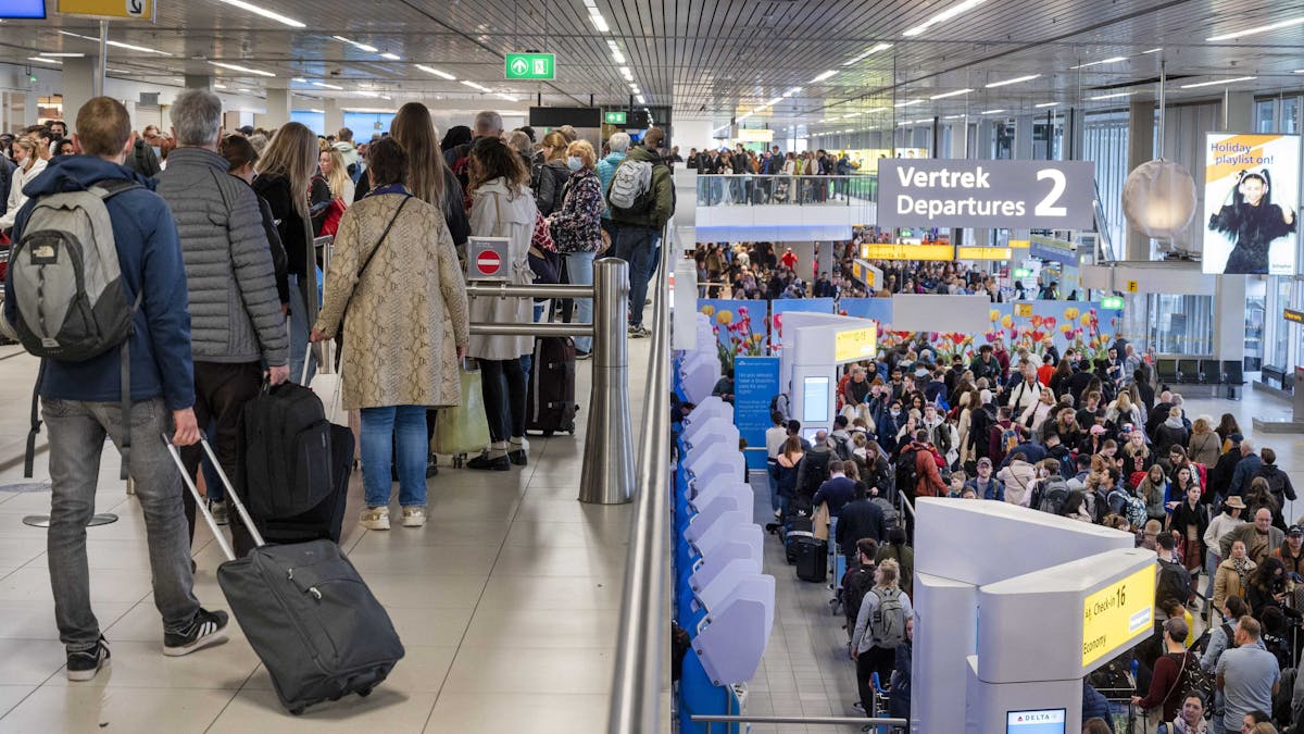 Reisende drängen sich am Flughafen Schiphol an den Gates.