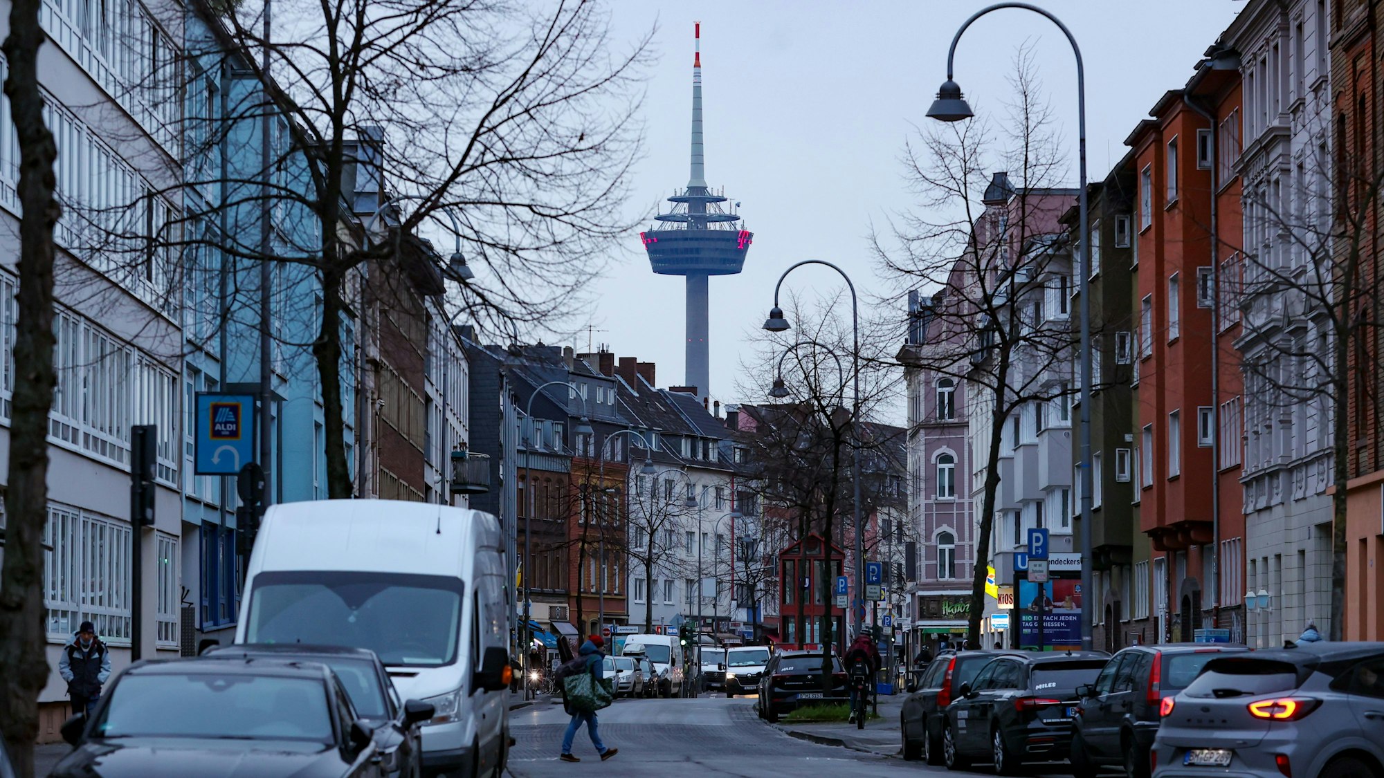 Auf der Venloer Straße in Köln ist es am Morgen zwar Januar-usselig, aber noch kein bisschen verschneit.




