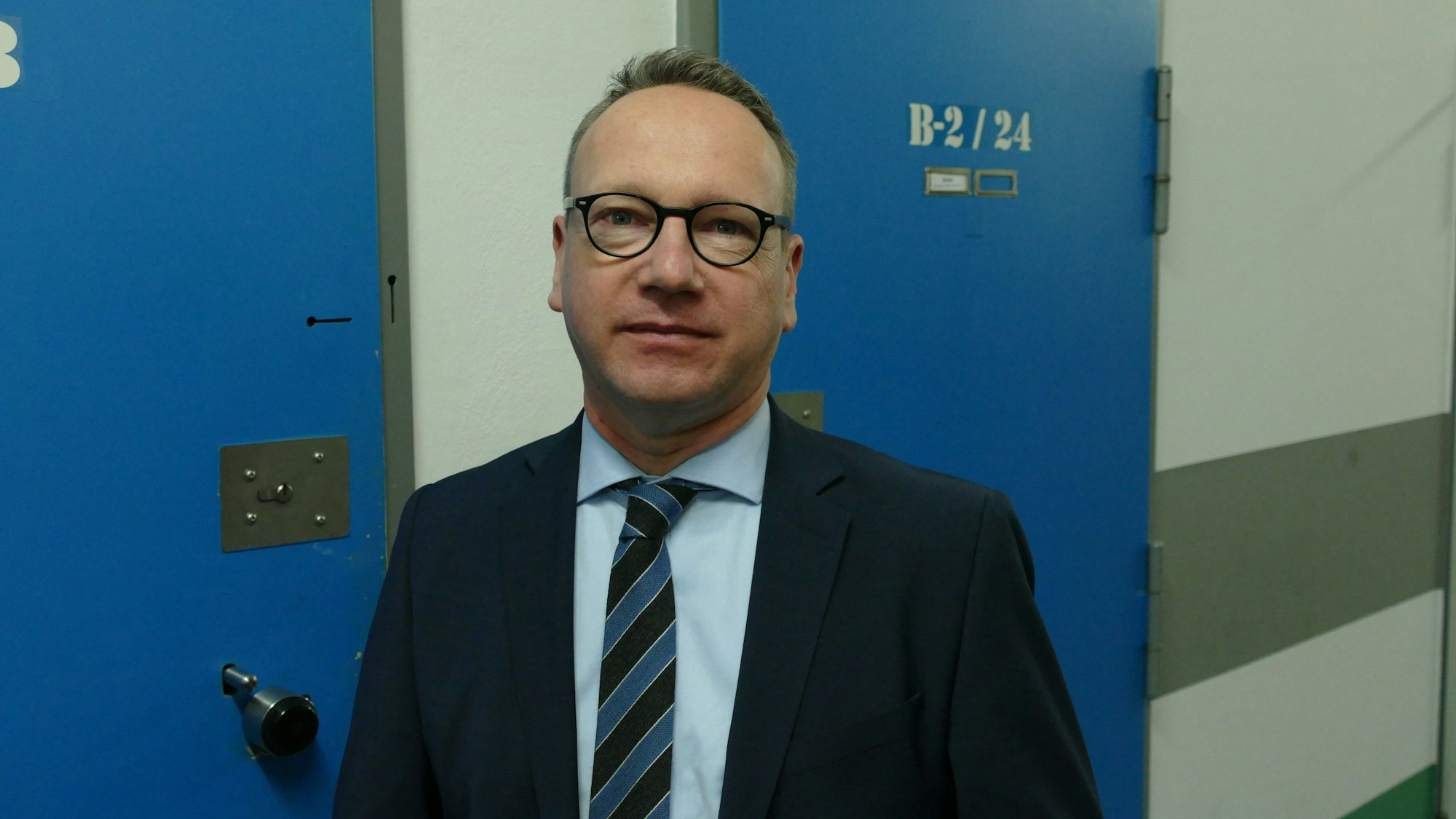 NRW-Justizminister Benjamin Limbach bei einem Besuch der JVA-Rheinbach.