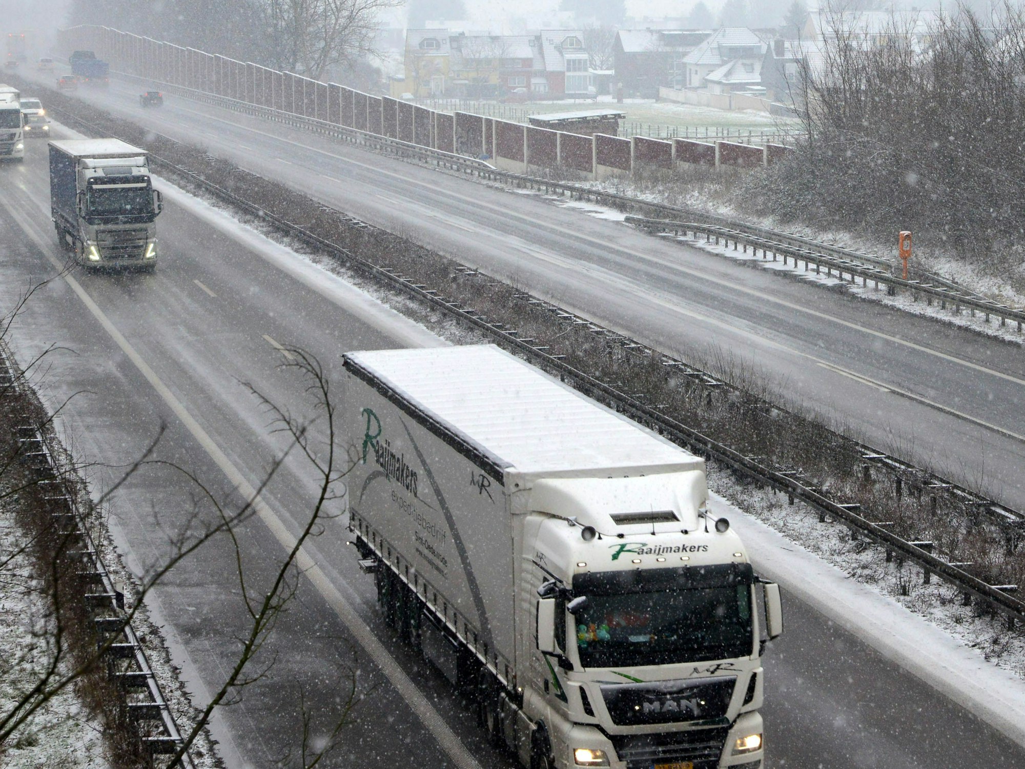 Hürth-Gleuel: Trotz Schneefall ist der Verkehr auf der Autobahn am frühen Nachmittag noch nicht beeinträchtigt.