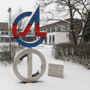 Auch am Anno-Gymnasium in Siegburg blieb der Schnee am Mittwoch liegen.