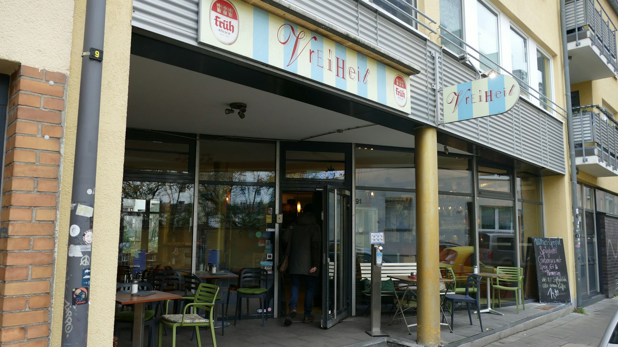 Der Eingang zu einem Café ist zu sehen.