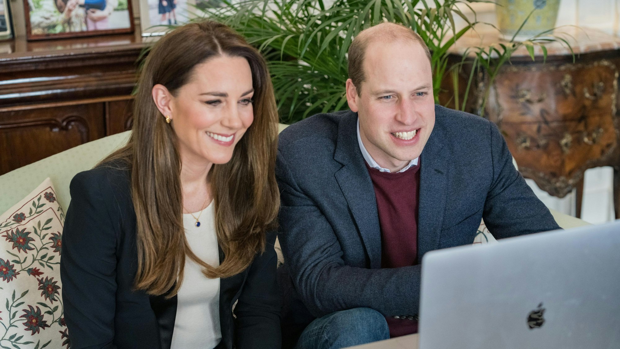 Das undatierte Foto zeigt William und Kate in ihrer Wohnung im Kensington Palace in London.