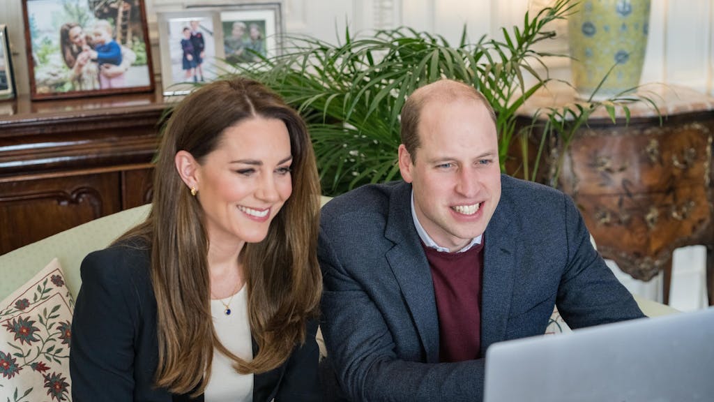 Auf diesem vom Kensington Palast zur Verfügung gestellten Foto sind Prinz William, Herzog von Cambridge, und Kate, Herzogin von Cambridge, während eines Videoanrufs mit Krankenpflegeschülern der Ulster University zu sehen.&nbsp;