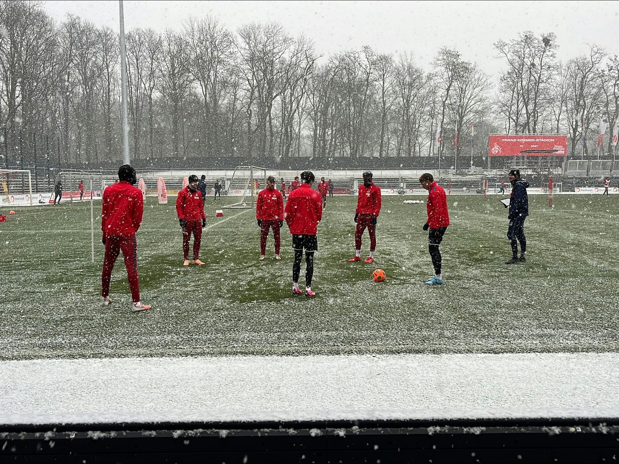 Die FC-Profis im Schneetreiben beim Training im Franz-Kremer-Stadion.