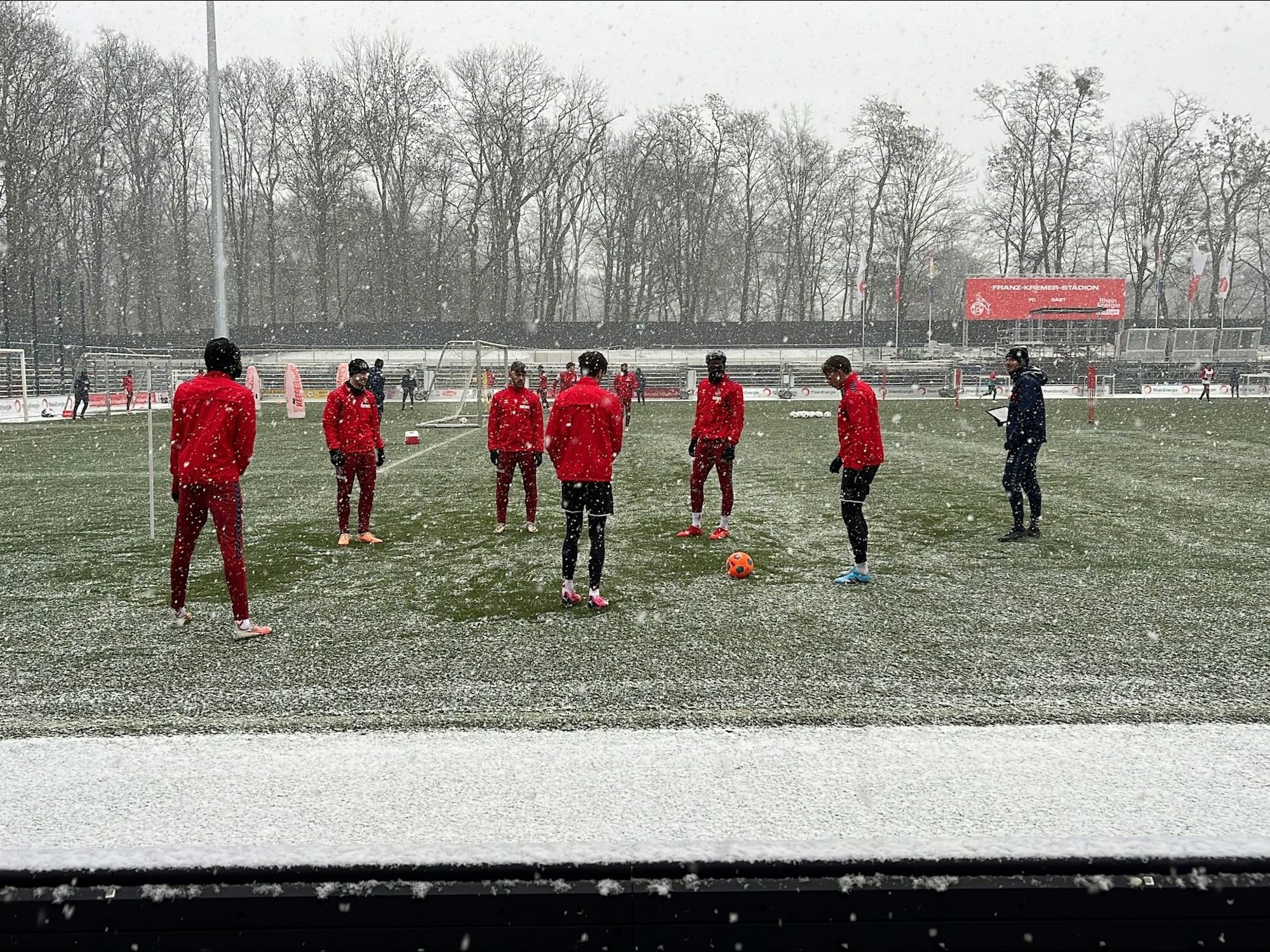 Die Mannschaft des 1. FC Köln trainiert im Schnee.