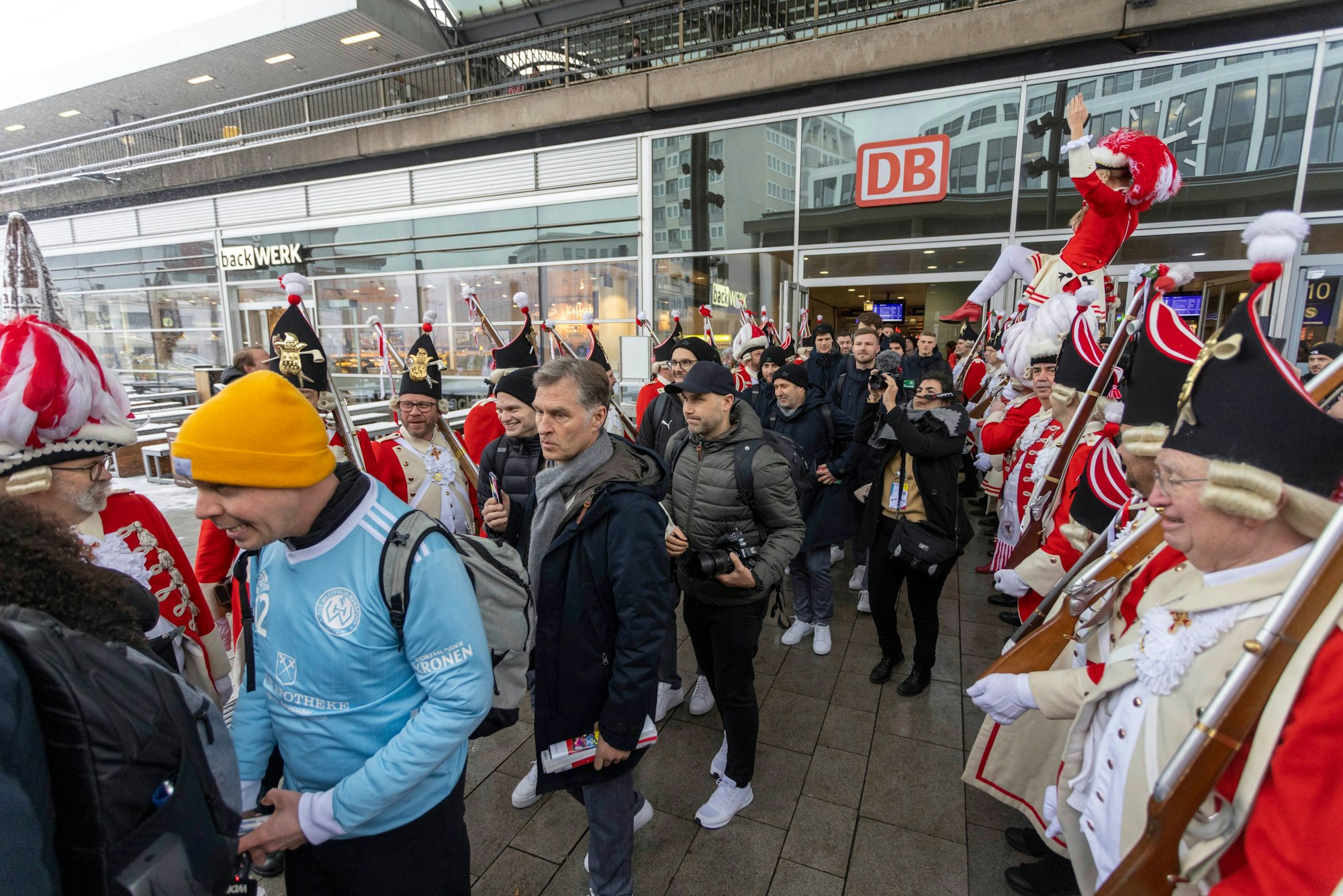 Die deutsche Mannschaft beim Empfang am Kölner Hauptbahnhof.