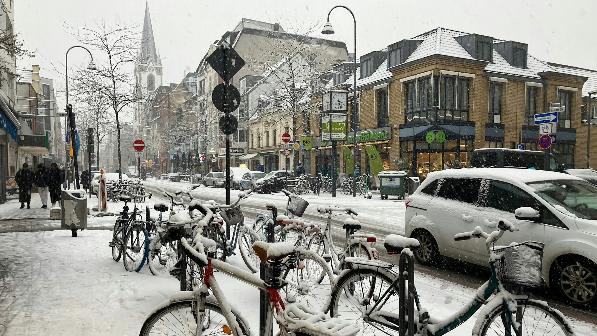 Eingeschneite Fahrräder auf der Venloer Straße