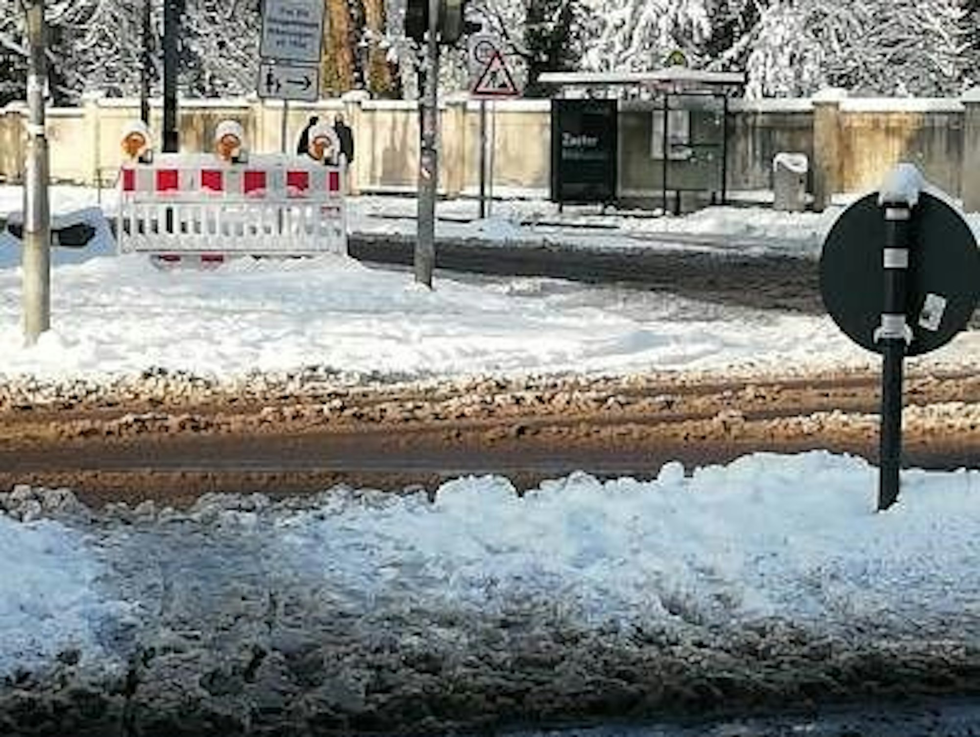 Auch der Bereich Merheimer Straße ist noch verschneit und spiegelglatt.