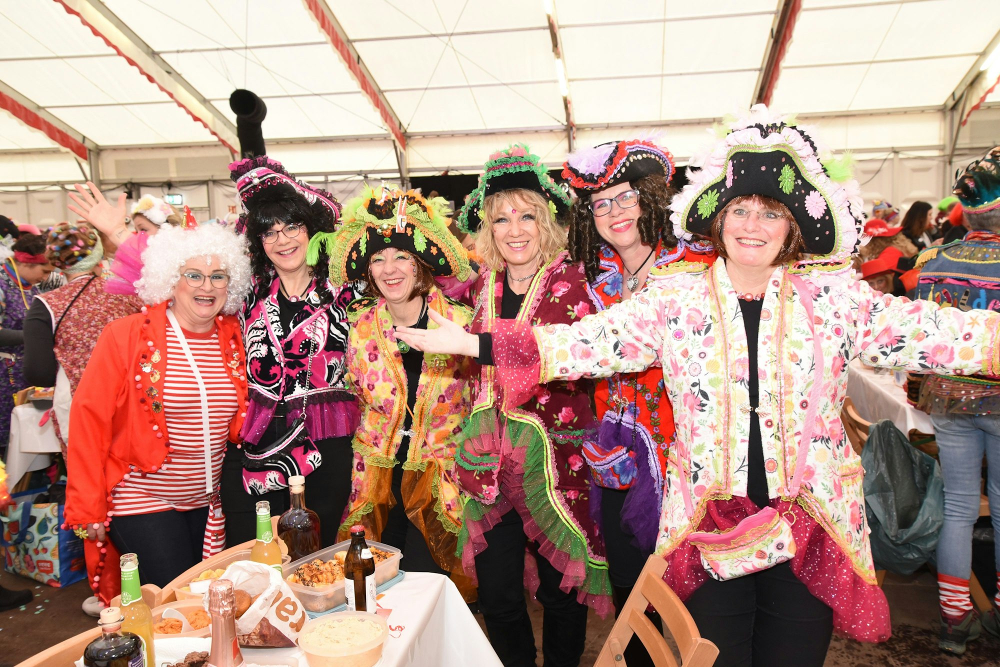 Bunt kostümiert feiern die jecken Damen im Festzelt der KG Rot-Weiß Lindlar.