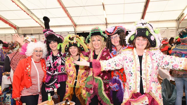Bunt kostümiert feiern die jecken Damen im Festzelt der KG Rot-Weiß Lindlar.&nbsp;