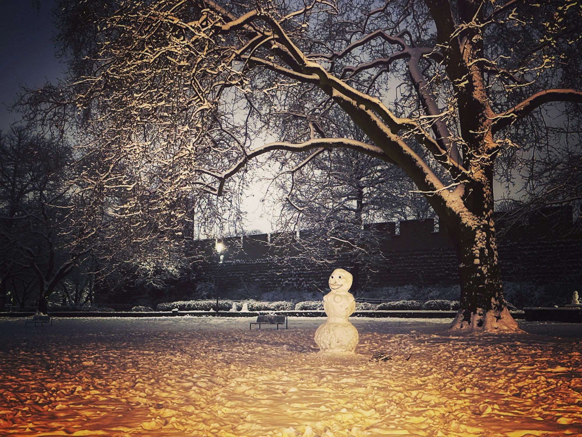 Eine Schneefrau in einem Park.