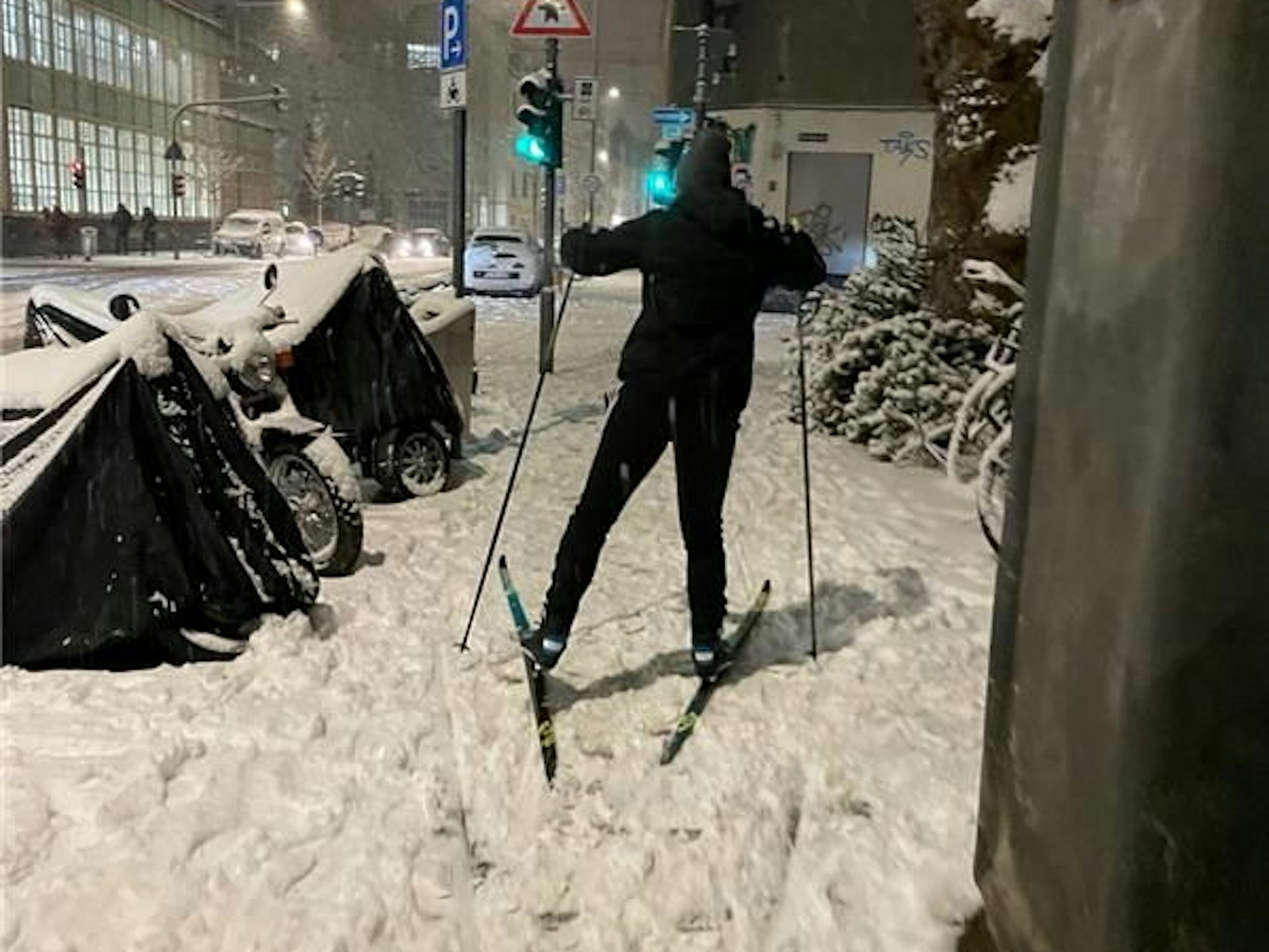 Ein Skilangläufer auf der Vogelsanger Straße in Köln-Ehrenfeld.