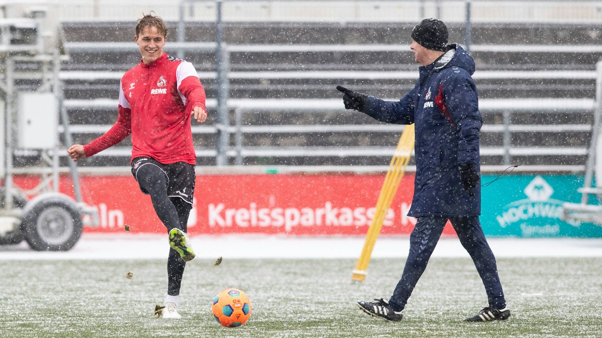 FC-Verteidiger Timo Hübers trainiert im Schneefall. Der Samstag soll immerhin niederschlagsfrei bleiben in Köln.