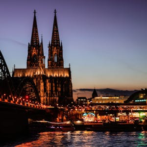 Köln: Der Dom und die Hohenzollernbrücke sind am Abend beleuchtet.