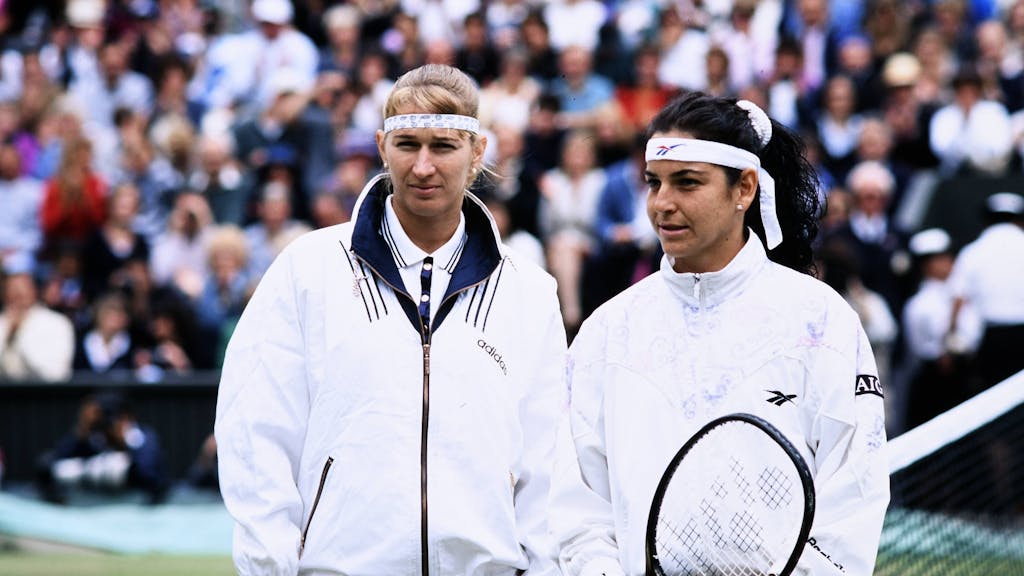 Steffi Graf und Arantxa Sanchez Vicario am 6. Juli 1996 in Wimbledon vor dem Finale.
