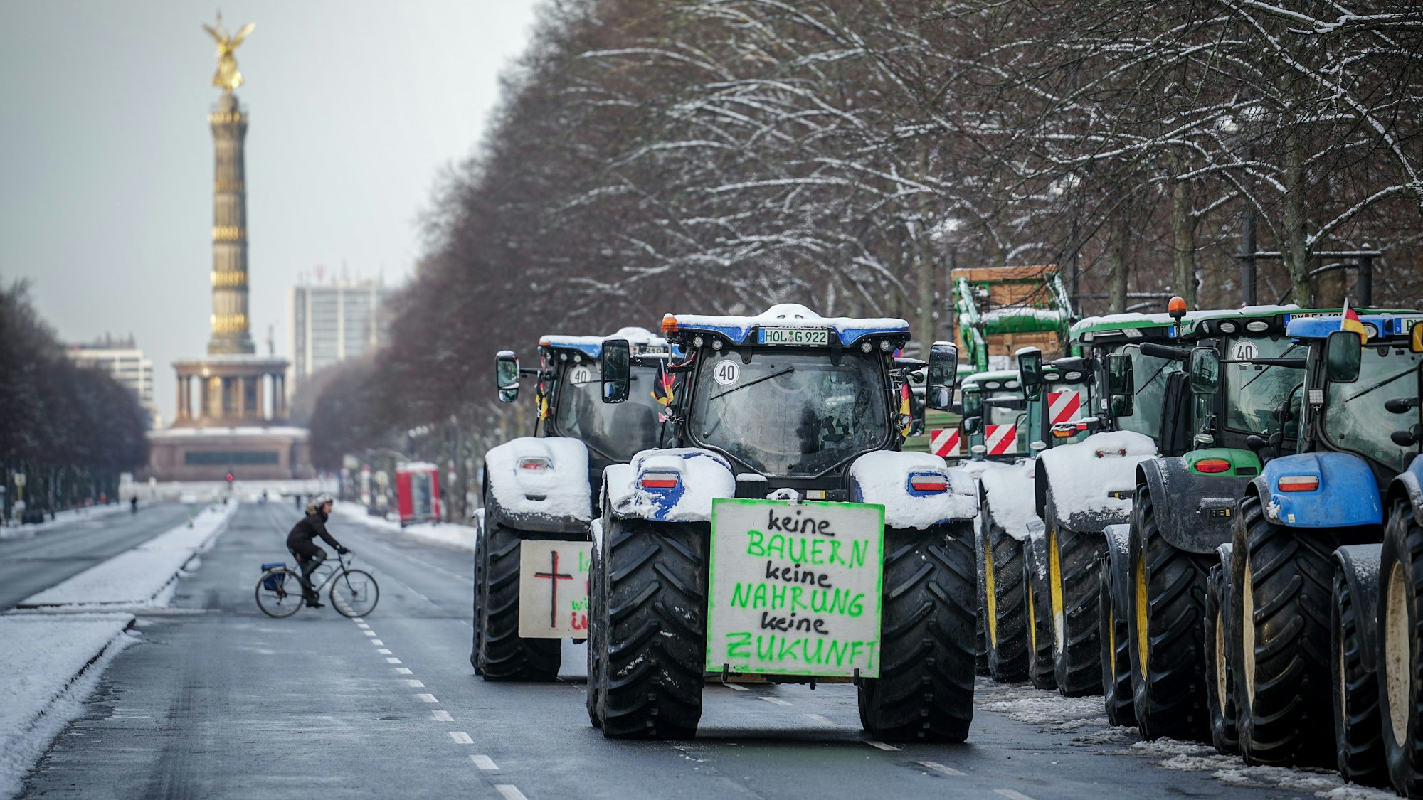 Berlin: Traktoren fahren im Rahmen der Proteste der Landwirtschaft auf der Straße des 17. Juni vor in Richtung Siegessäule.