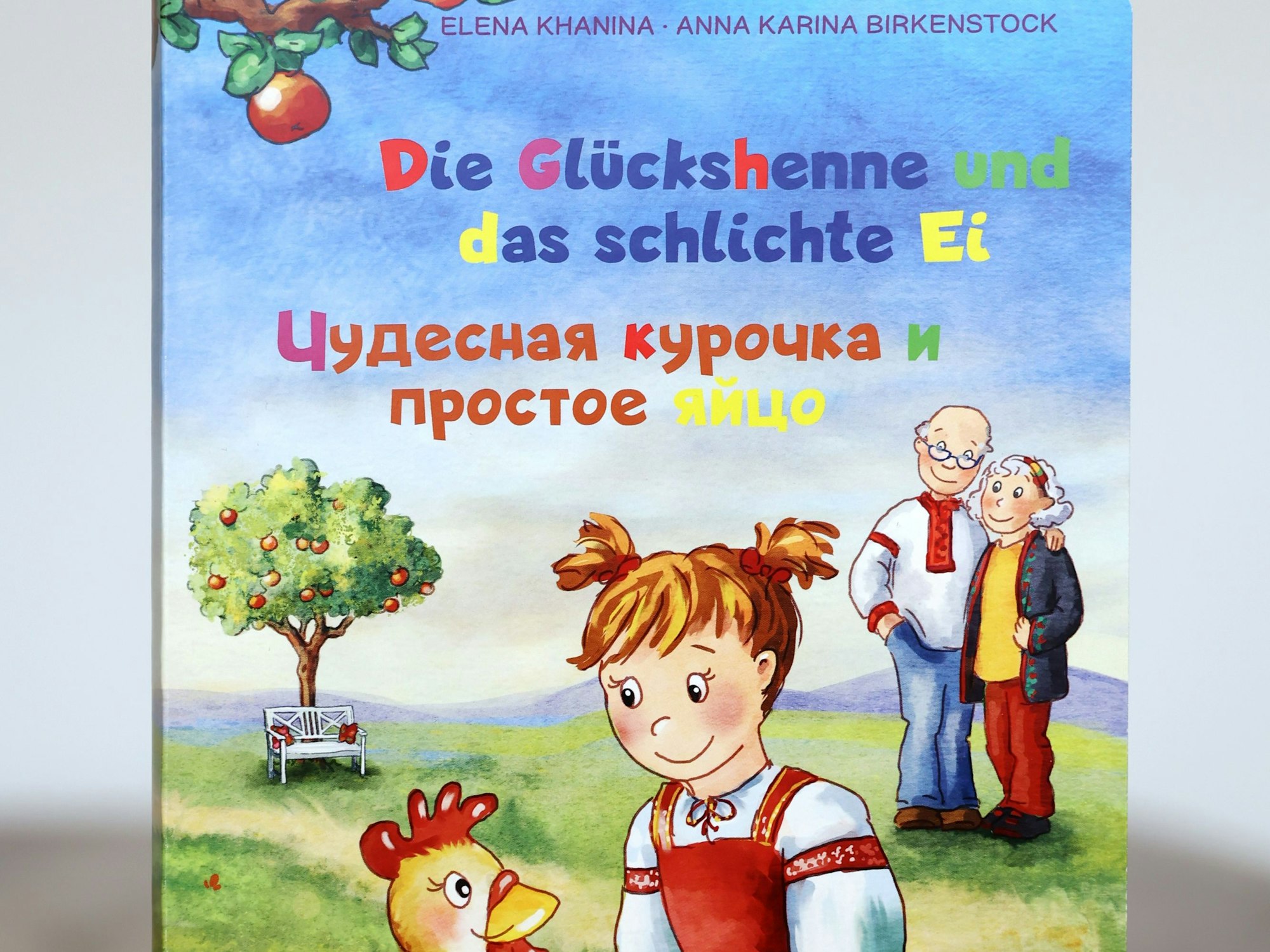 Cover des Buches „Die Glückshenne und das schlichte Ei“, ein deutsch-rusissches Kinderbuch