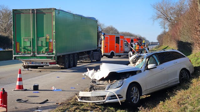Das Bild zeigt einen beschädigten Mercedes in der Böschung an der Autobahn 61.