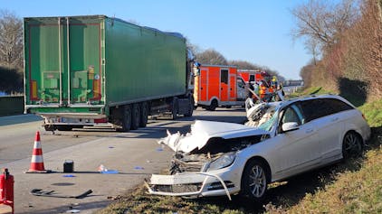 Das Bild zeigt einen beschädigten Mercedes in der Böschung an der Autobahn 61.