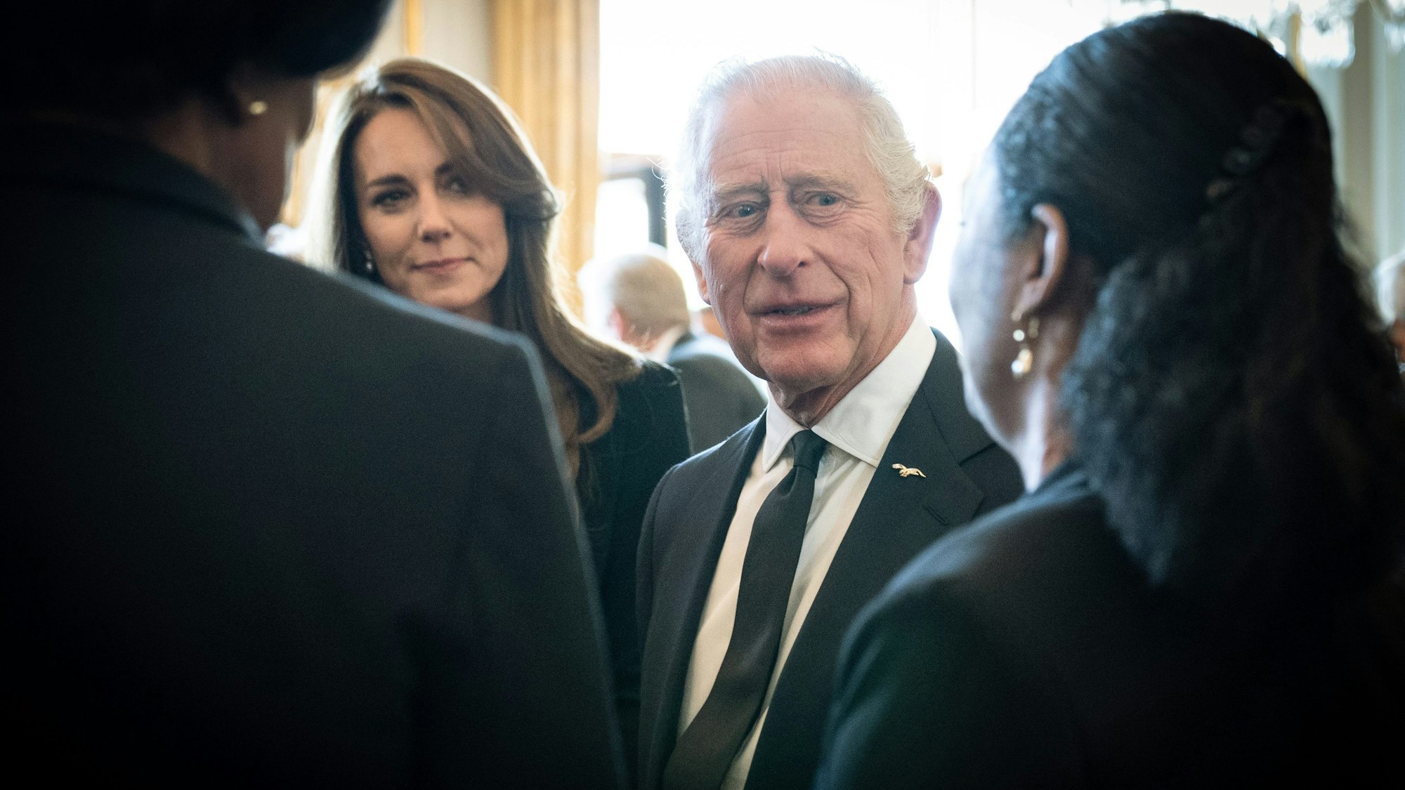 König Charles III. (m) und Prinzessin Kate (l), unterhalten sich während eines Mittagessens für die Generalgouverneure der Commonwealth-Staaten im Buckingham-Palast.