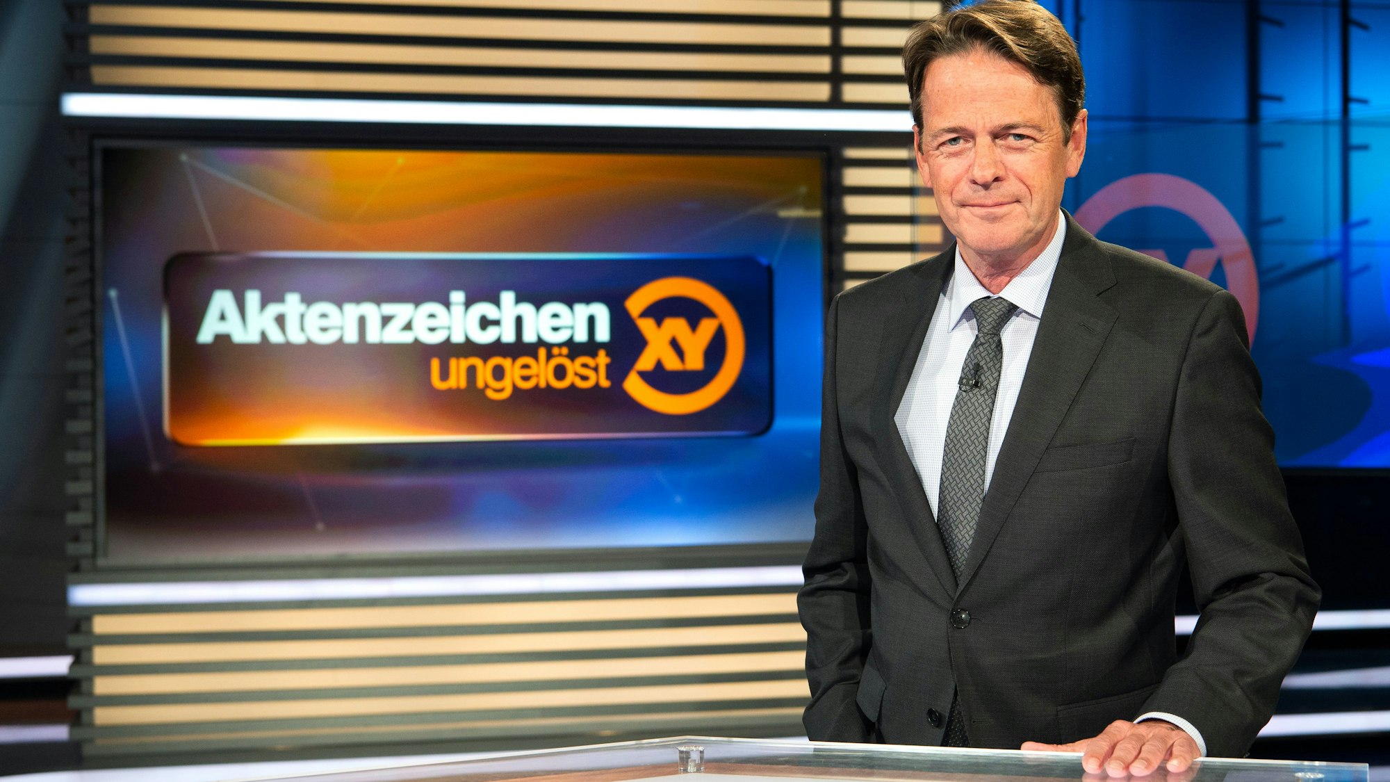 ZDF-Moderator Rudi Cerne steht im Studio der Sendung „Aktenzeichen XY ungelöst“