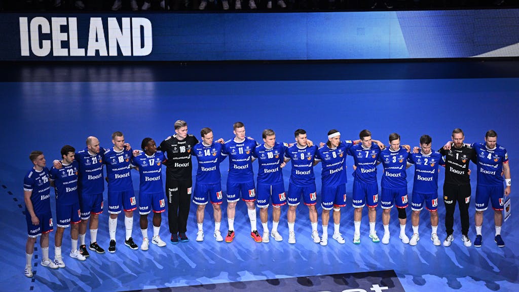 Die Spieler der isländischen Mannschaft haben vor dem Spiel am 18. Januar 2024 die Aufstellung für die Hymne genommen.