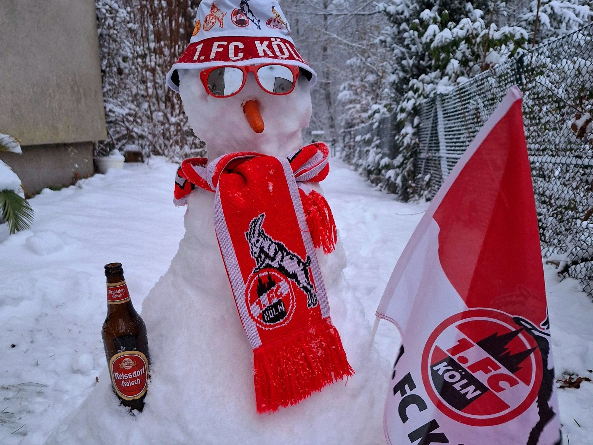 Ein Schneemann mit FC-Schal.