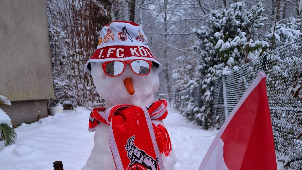 Ein Schneemann, verkleidet als FC-Fan.