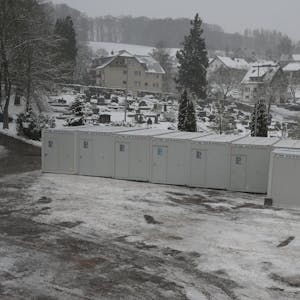 Das Foto zeigt eine neue Unterkunft für Geflüchtete in Biesfeld in Schwarz-Weiß