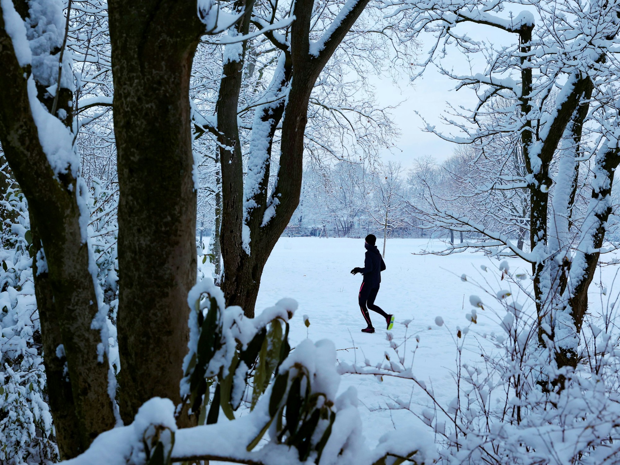 Jogger läuft in Ehrenfeld durch den Schnee.