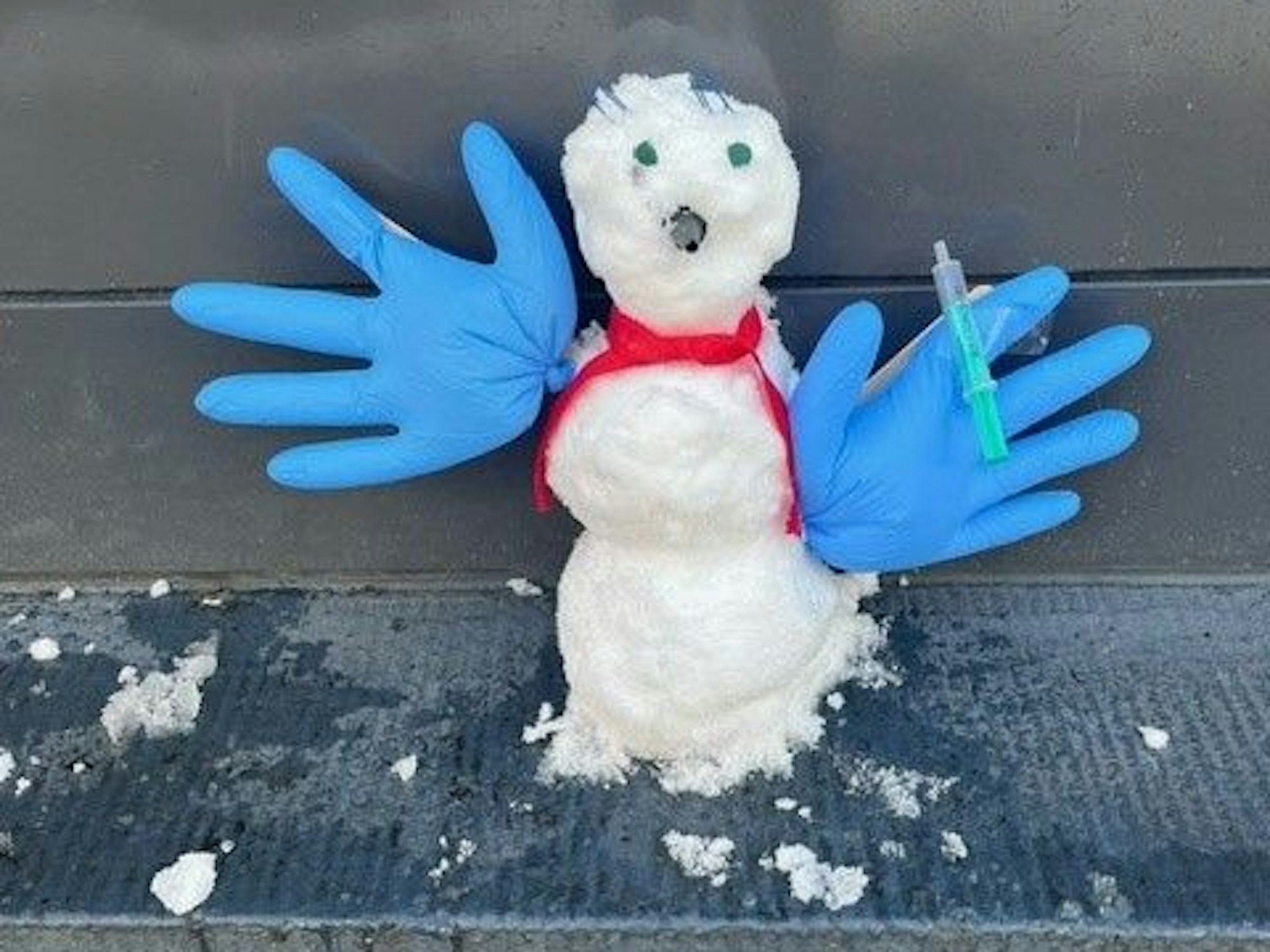 Ein Schneemann verkleidet als Arzt.