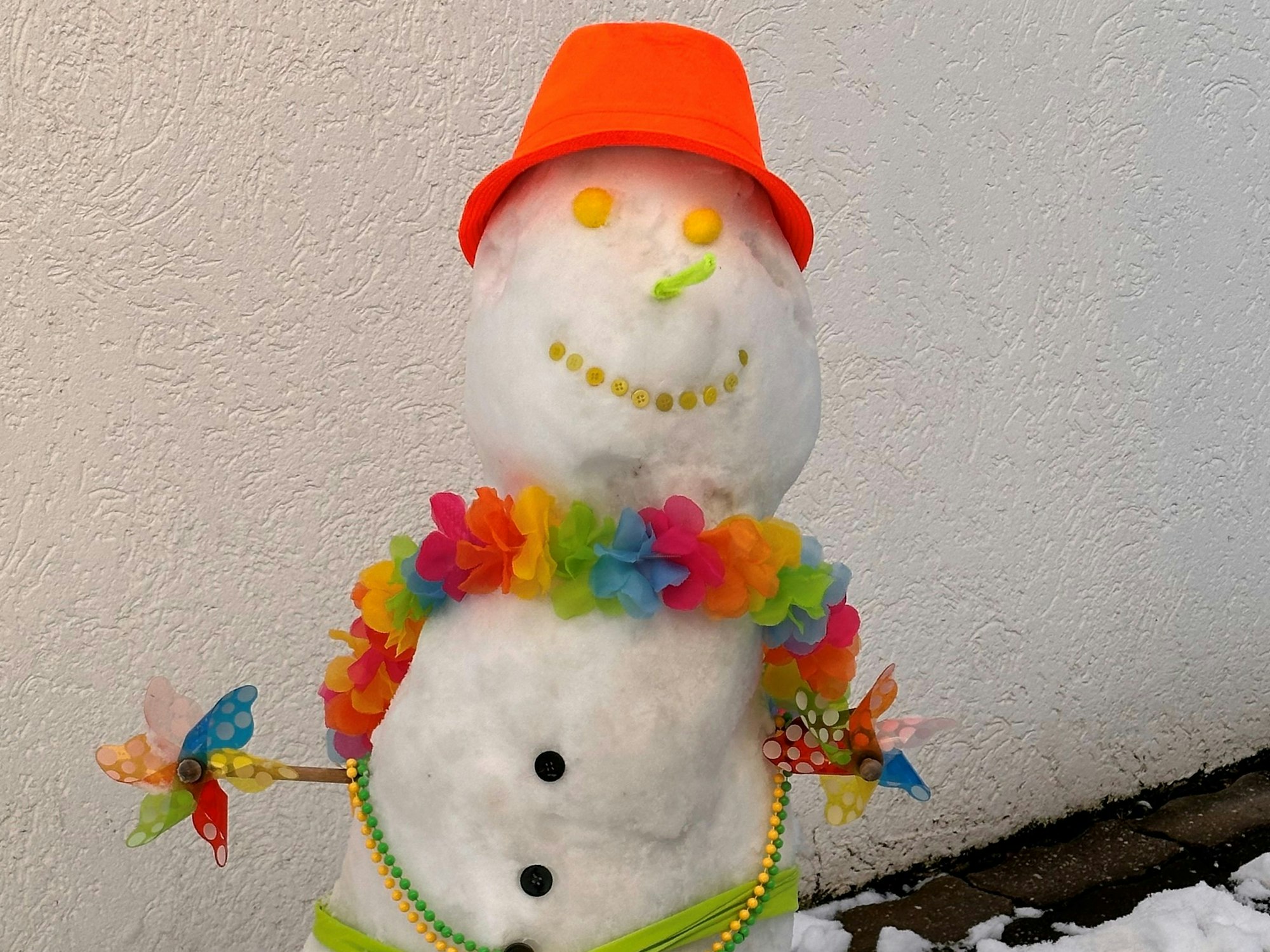 Ein Schneemann mit Hut und Ketten.