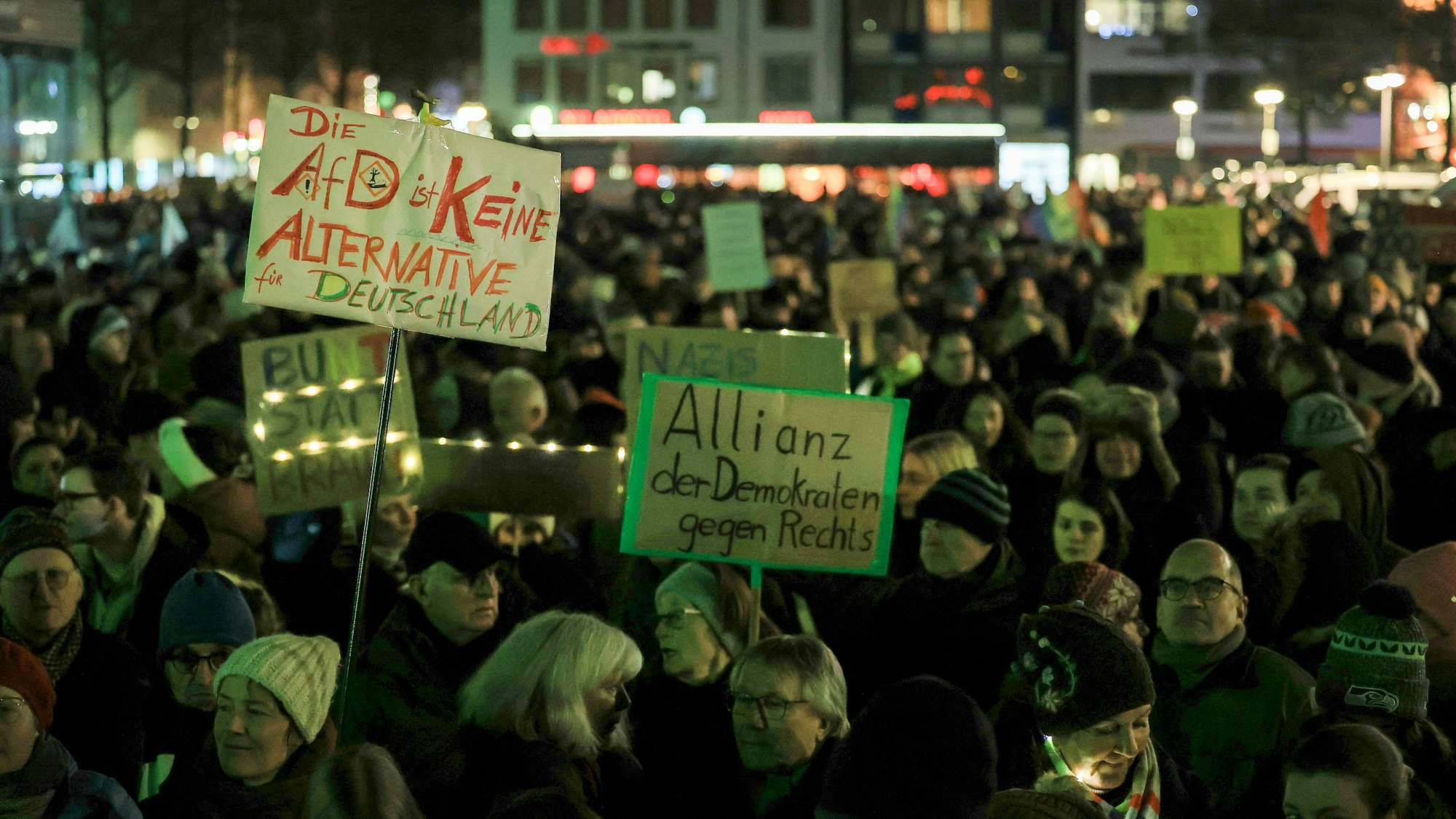 Am 16. Januar fand auf dem Kölner Heumarkt eine Kundgebung mit dem Slogan „Gemeinsam gegen den Rechtsruck“ statt. Demonstranten halten Plakate hoch mit den Schriftzügen „Die AfD ist keine Alternative für Deutschland“ und „Allianz der Demokarten gegen Rechts“.